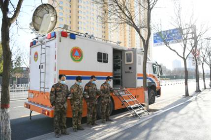 山西省人防辦信息保障中心值守人員肅立默哀，向英雄致敬、愿逝者安息